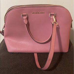 MK  light pink and gold medium size ( I don’t know the measurements)